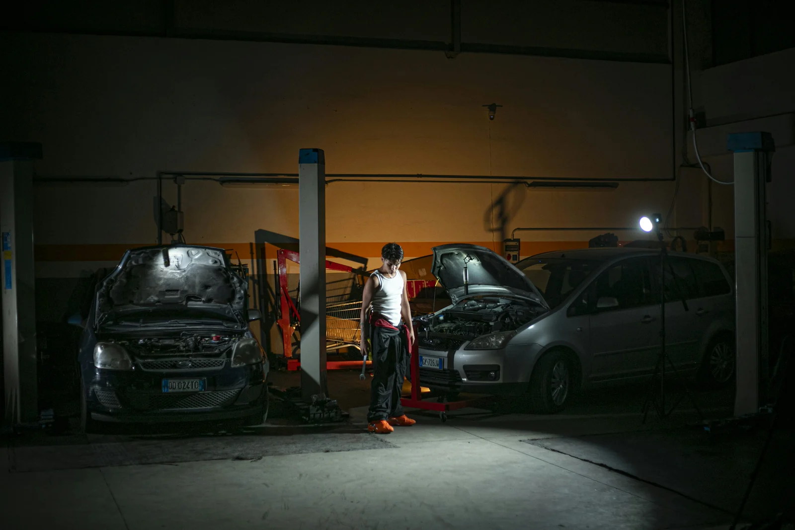 ボンネットを開けた車が並ぶ整備工場