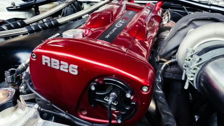 日産RB26系の直列6気筒エンジンと大型ターボの写真