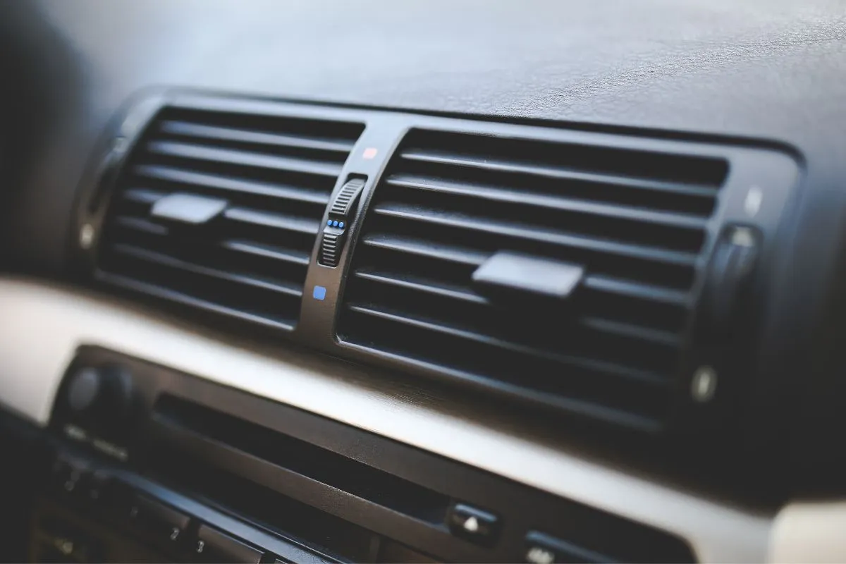 車のエアコンの仕組み：快適な冷房と暖房を提供する仕組みの解説