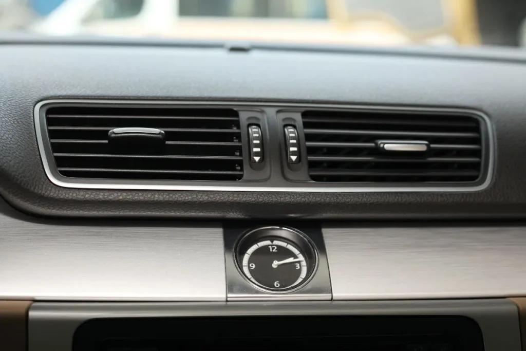 車のエアコンの仕組み：快適な冷房と暖房を提供する仕組みの解説