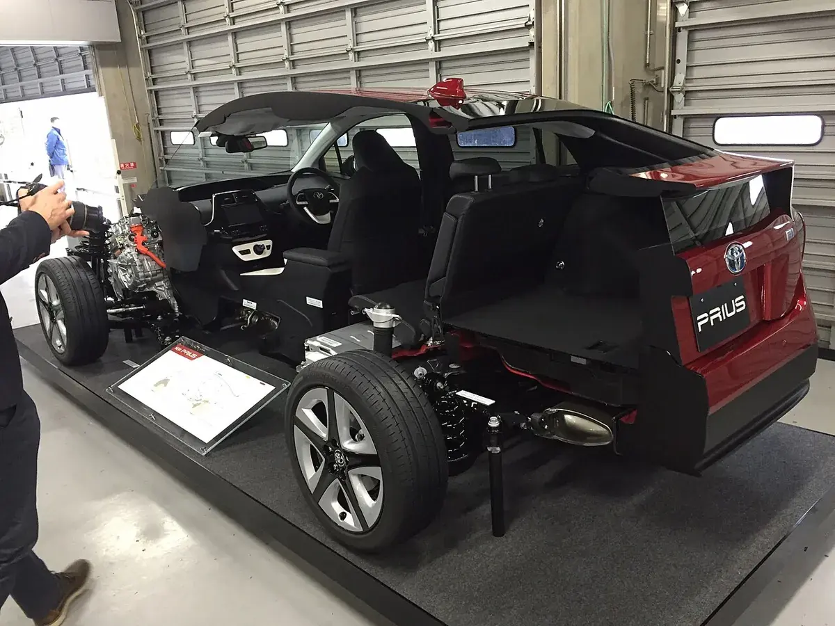Toyota Priusの車体・駆動系の展示。ハイブリッド車は、モーターによる走行と発電を組み合わせます。特定の回生部品を拡大した写真ではありません。
