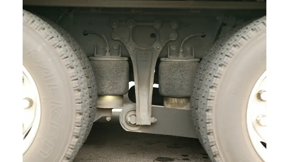 車輪を支えるアームと空気ばねの配置例。荷重に応じた車高の維持に使われる。
