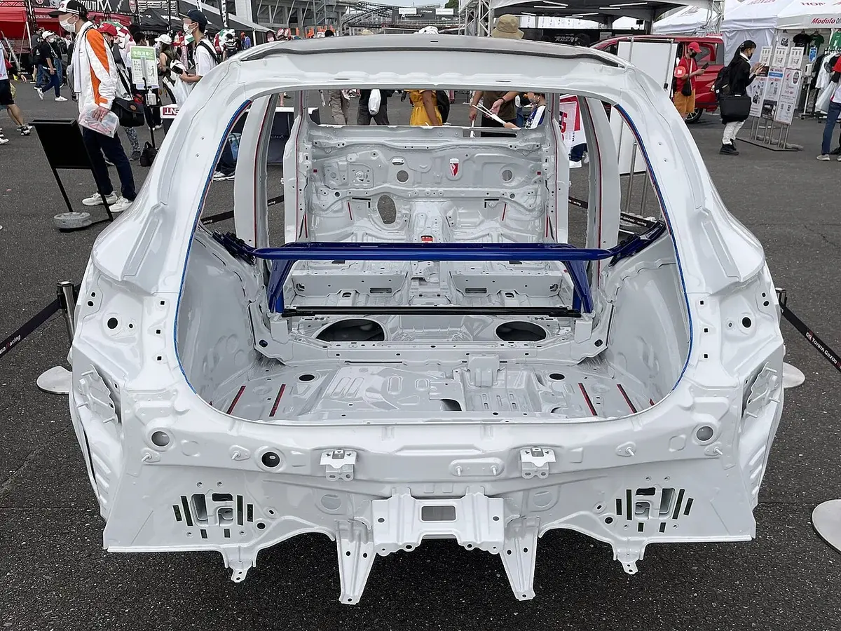 GR Corollaのボディシェル。客室を囲む構造が見えます。写真のどの部位が何kNでつぶれるかという未確認の表示は加えていません。