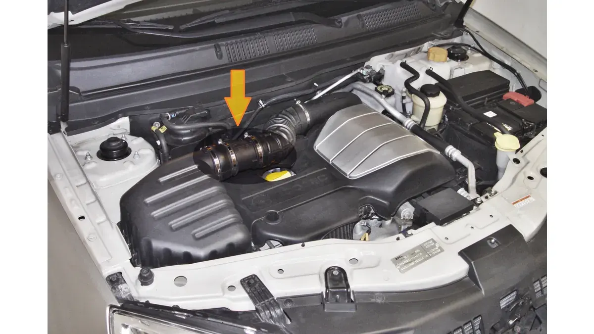 エアフロセンサーの取り付け位置の例。矢印はOpel Antaraの吸気管に付いたセンサーを示しています。