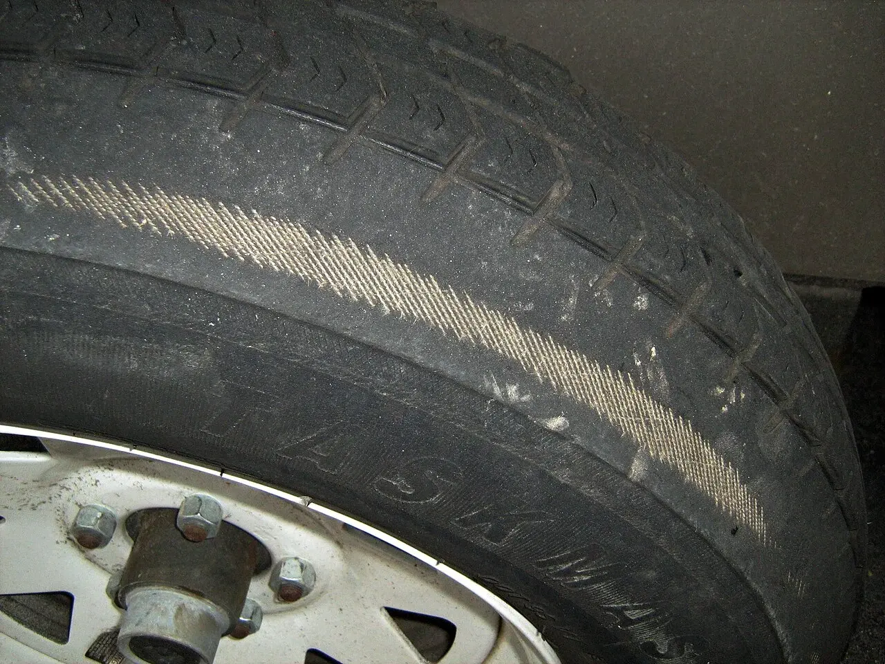 空気圧が著しく不足したトレーラー用タイヤの摩耗例。乗用車の試験結果ではなく、摩耗形状だけで原因を確定するものでもありません。