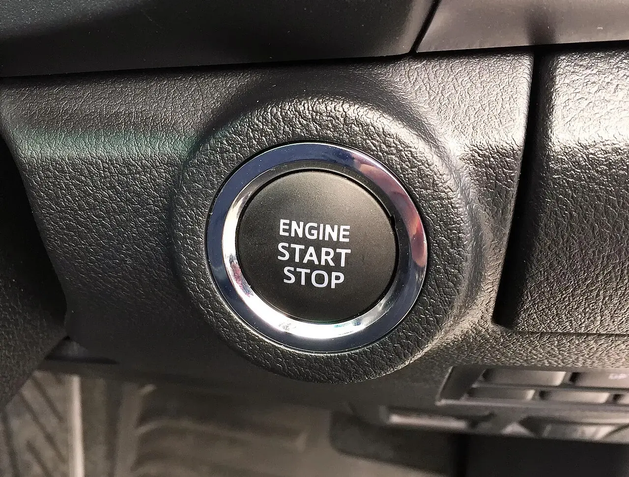 Toyota HiluxのENGINE START STOPスイッチ。ハイブリッドやEVでは名称が異なる例もあります。押す操作と、実際に選ばれる電源・始動状態を取扱説明書で確かめます。
