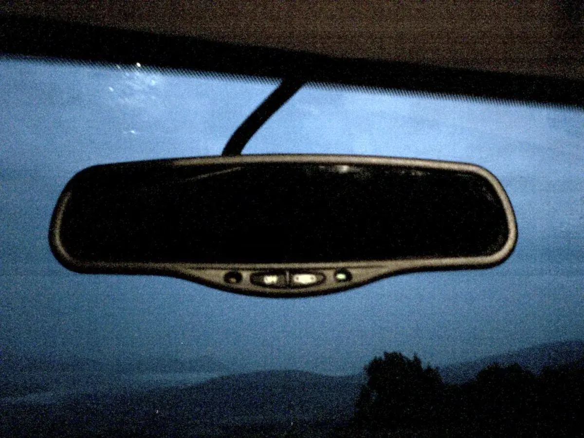 2004年Mercury SableのGentex製自動防眩ミラー。手動レバー式とは反射を弱める方法が異なります。