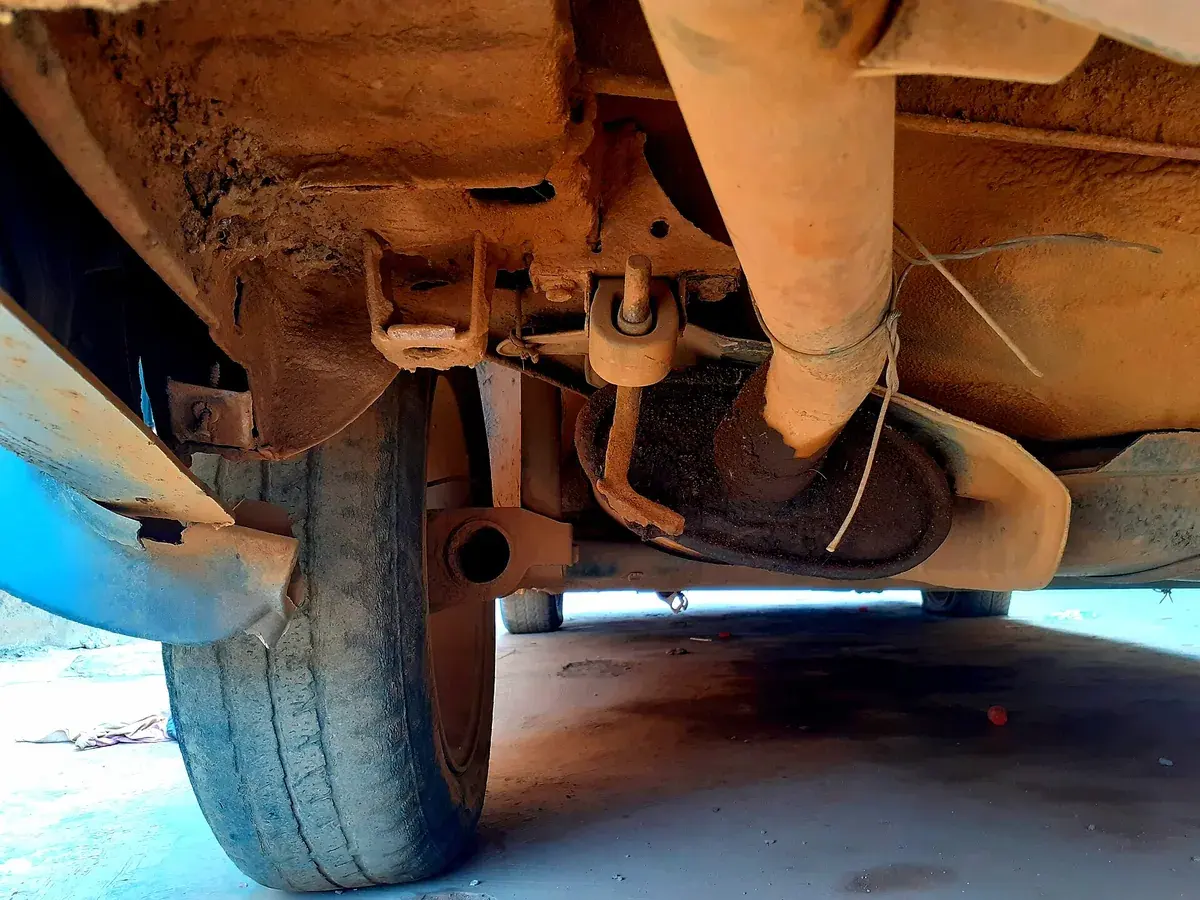 車体の下を通る排気管。通り道の温度や形状も、水分のたまり方や出方に関係します。