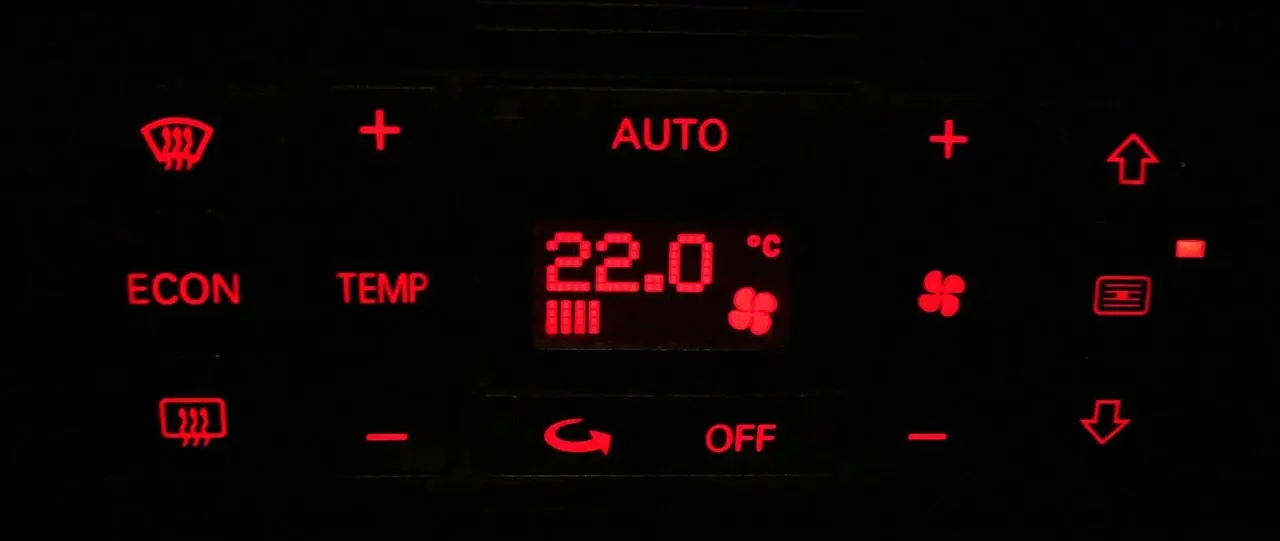 Audiの空調表示・操作部。写真の表示は、すべての車の自動切り替え条件を示すものではありません。