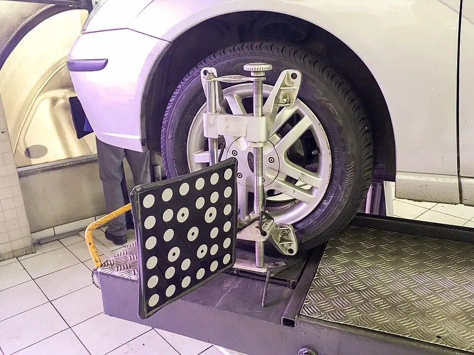 アライメント装置のターゲットの実物。これは測定値の画面ではなく、装置が車輪の姿勢を調べるための部品です。
