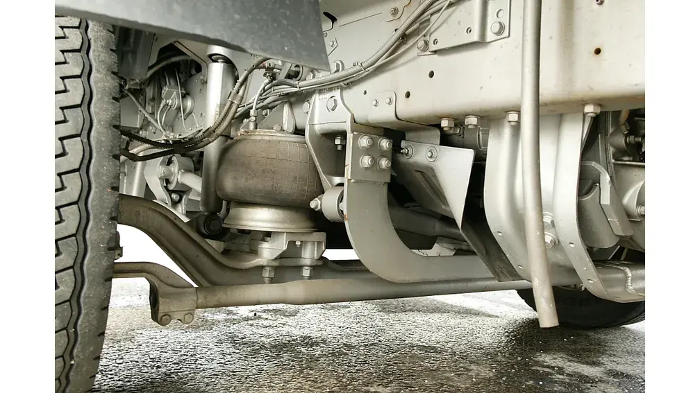 車軸の左右に配置された空気ばね。空気を出し入れして車体を支える高さを調節する。