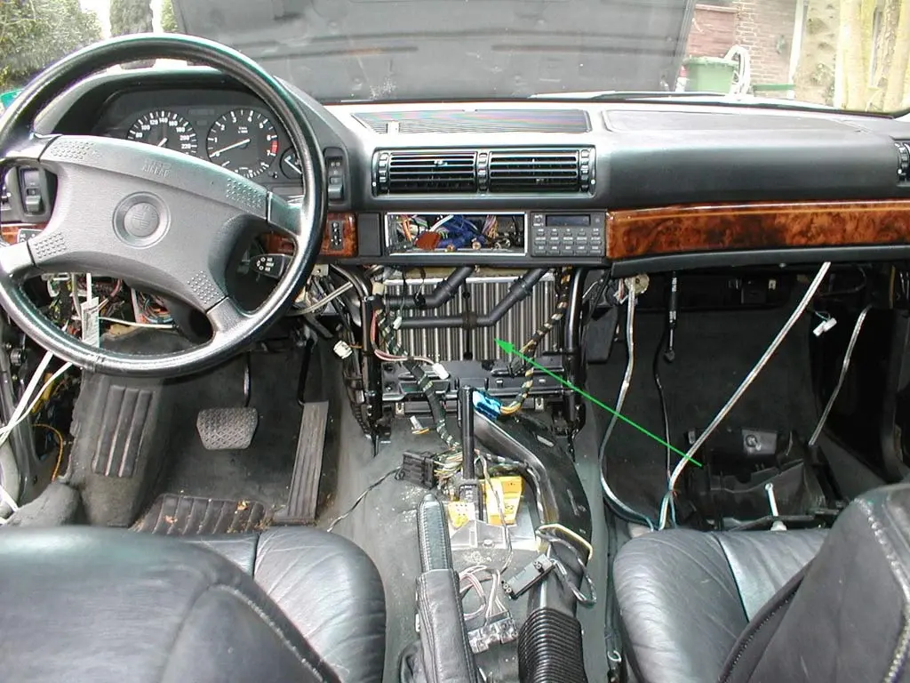 BMW E32でヒーター周辺を分解した例。暖房装置が車内中央部に収まり、アクセスのため周囲の内装を外しています。取り付け位置と分解範囲は車種で変わります。