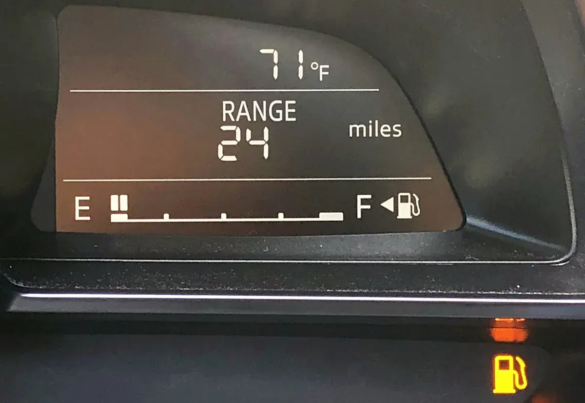Mazda 3の燃料計と航続可能距離の表示例。写真はマイル・華氏表示の仕様で、国内仕様とは単位などが異なります。