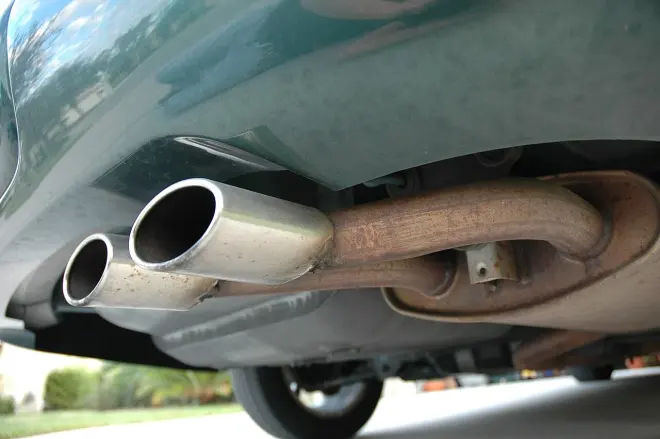 自動車の排気管とマフラー