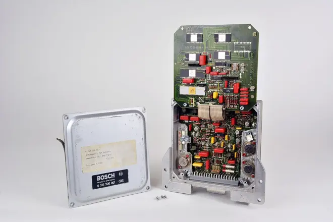 Bosch Motronicエンジン制御装置の展示