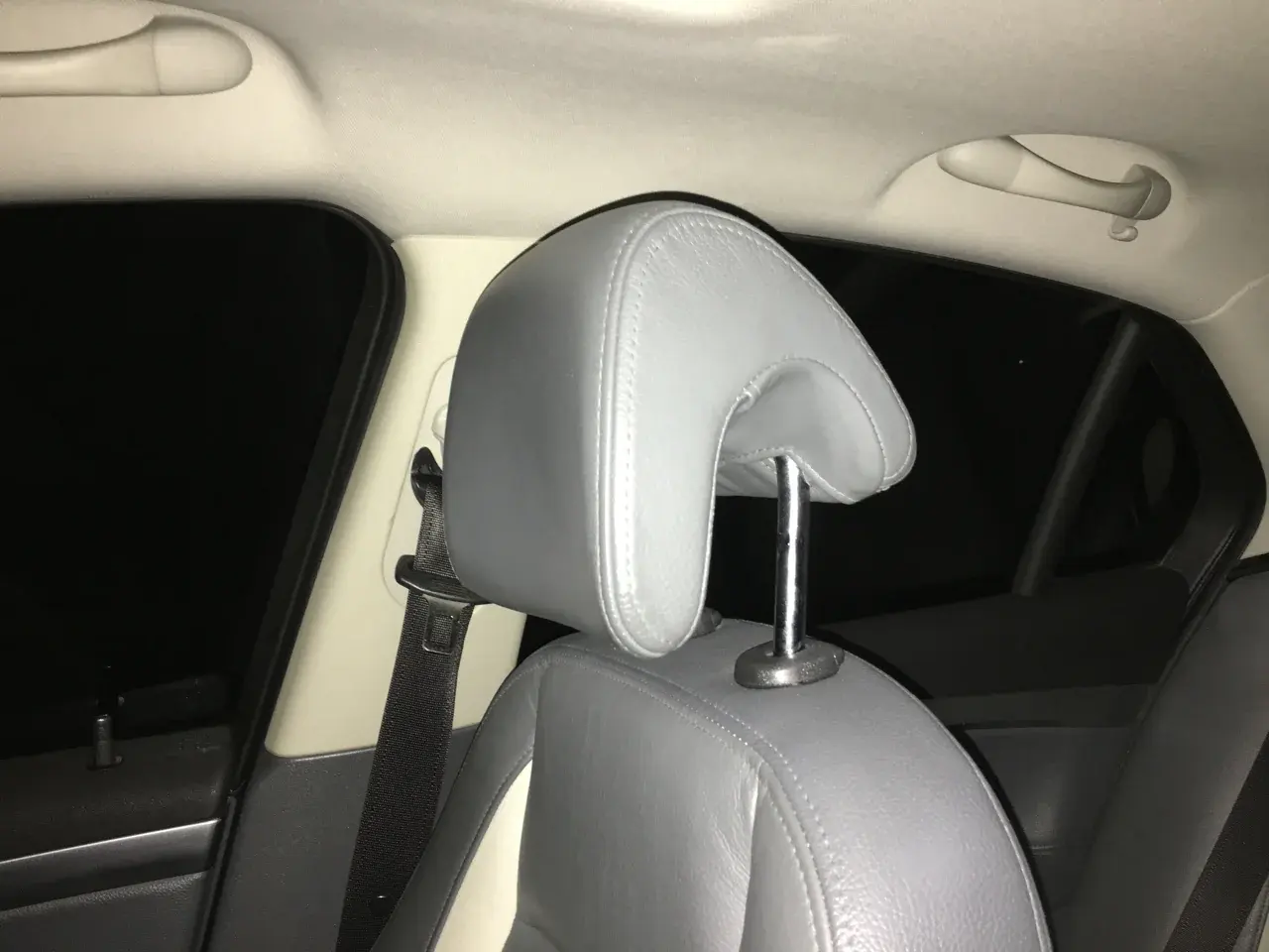 2004 Saab 9-3のヘッドレスト。枕のような形ですが、衝突時に頭の動きを抑えるための装備です。機構と調整方法は車種で異なります。