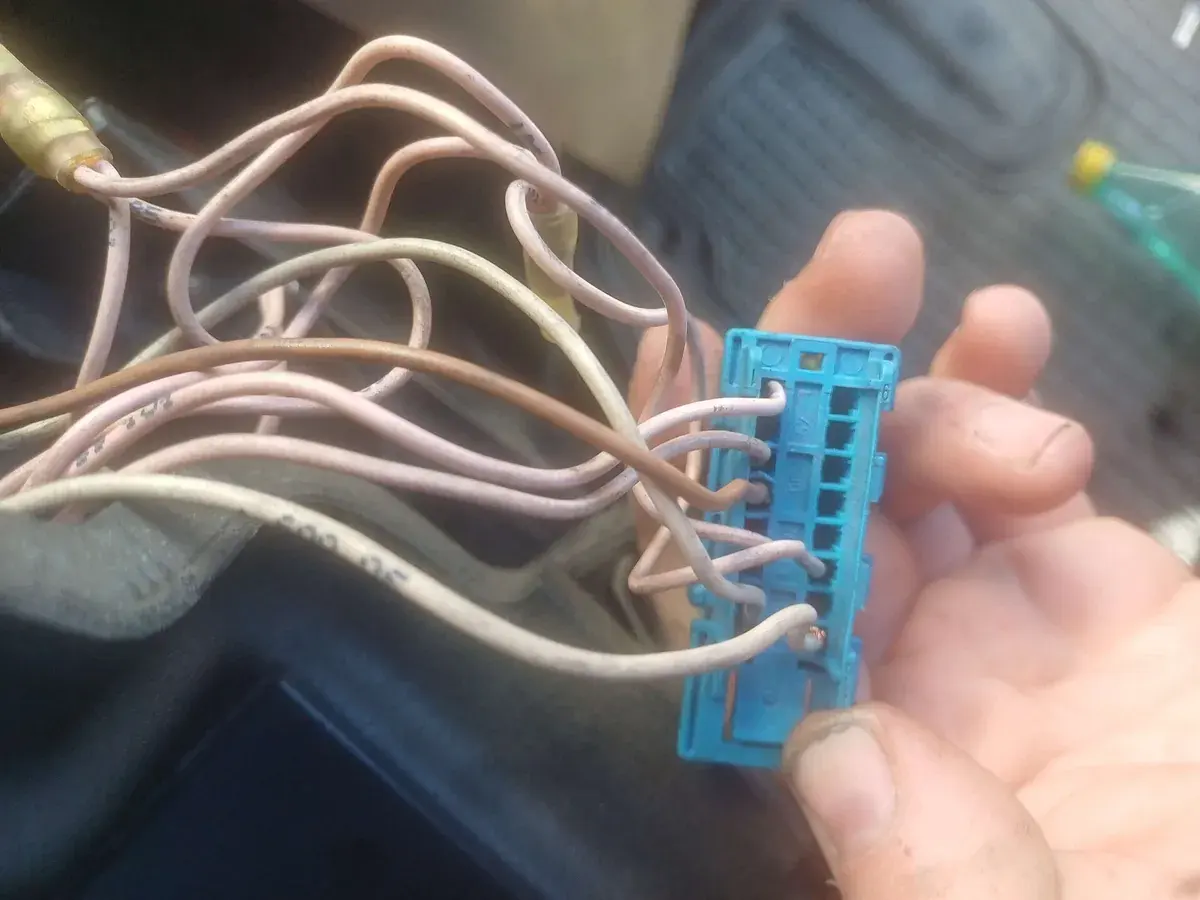 車両へ診断機などをつなぐコネクターの例。対応する車両では、このような接続口を使う書き換え製品があります。