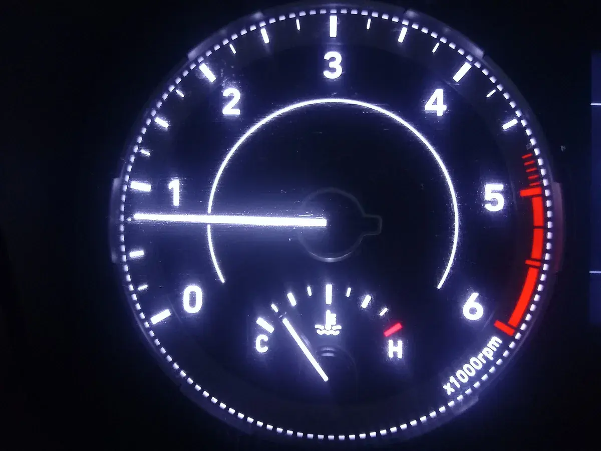 回転計と水温計を備えるメーターの例。回転数の数字と、車速の数字は別です。