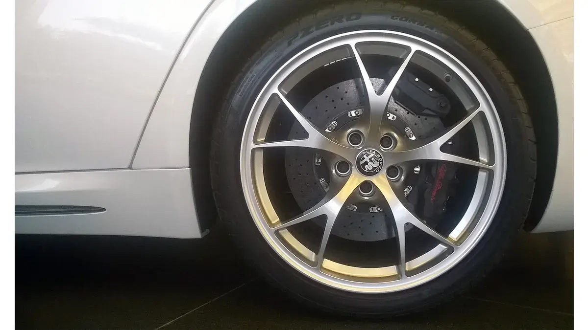 車輪とタイヤ。TPMSは空気圧の低下を知らせるが、タイヤの傷まで点検する装置ではない。