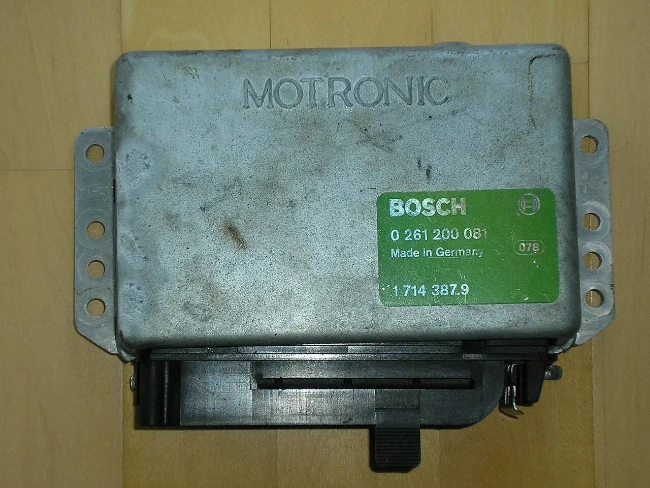 Bosch Motronicの実物。ケースとコネクターを持つ電子装置で、搭載車や世代によって位置・形が変わります。
