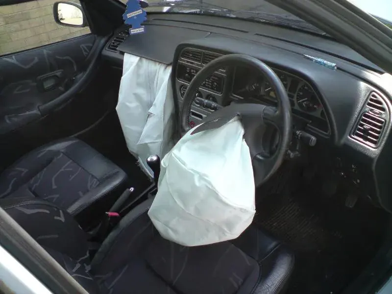 Peugeot 306で展開したエアバッグ。袋は短時間で膨らみ、乗員を受け止めます。