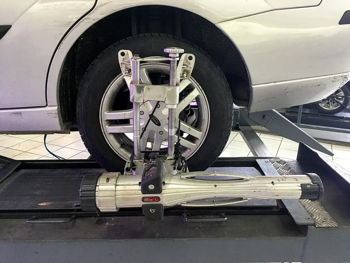 症状に応じてタイヤや車輪の向きを調べる測定例。片流れの原因が必ずアライメントだけという意味ではありません。