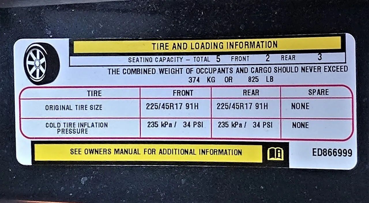 Dodge DartのTIRE AND LOADING INFORMATION表示。COLD TIRE INFLATION PRESSUREは冷間時の空気圧という意味です。前後235kPa/34psiはこの車の例で、自分の車では自分の表示を読みます。