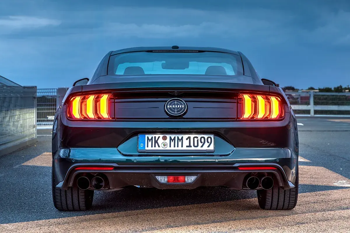 Ford Mustang Bullittの後部灯器の写真です。レンズの色や一枚の写真だけから、尾灯と制動灯の点灯条件をすべて判断することはできません。