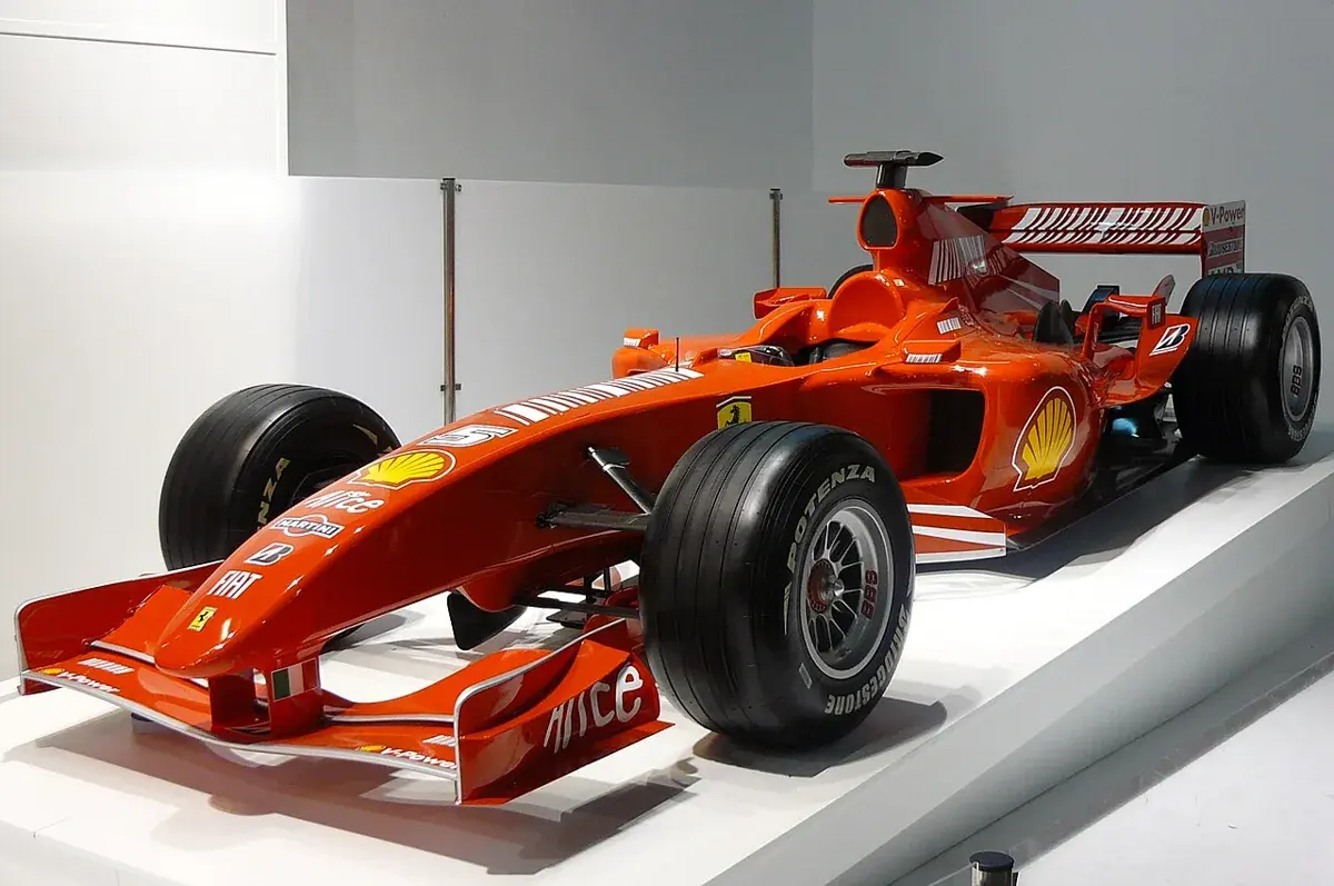 2007年のバルセロナ・モーターショーで展示されたFerrari F2007です。F1マシンの外観を見る写真で、2026年のパワーユニットを搭載した車として示しているわけではありません。