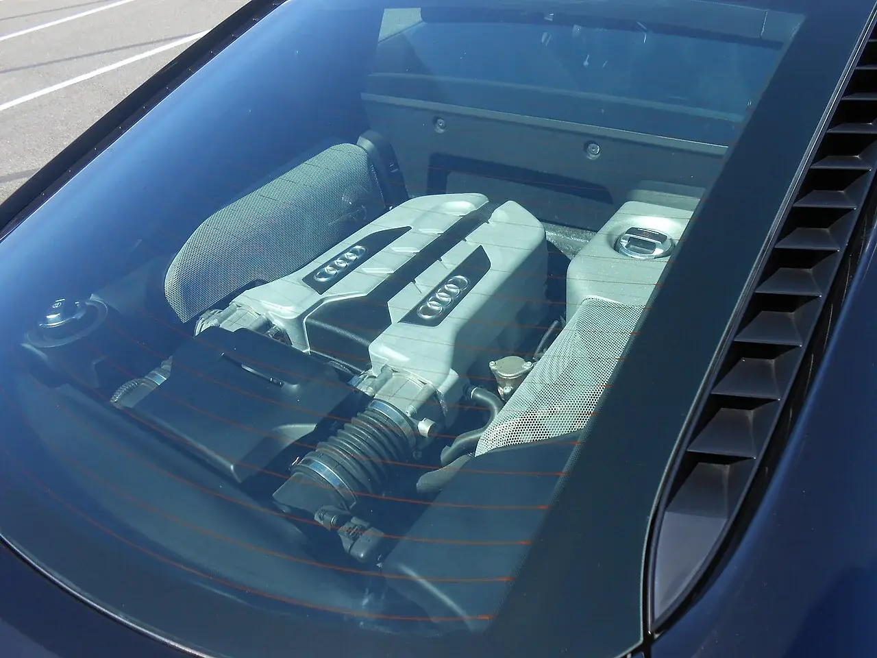後方のガラス越しに見えるV8エンジン。R8は車体中央寄りにエンジンを置く車です。V8という名前だけでは搭載位置まで決まりません。