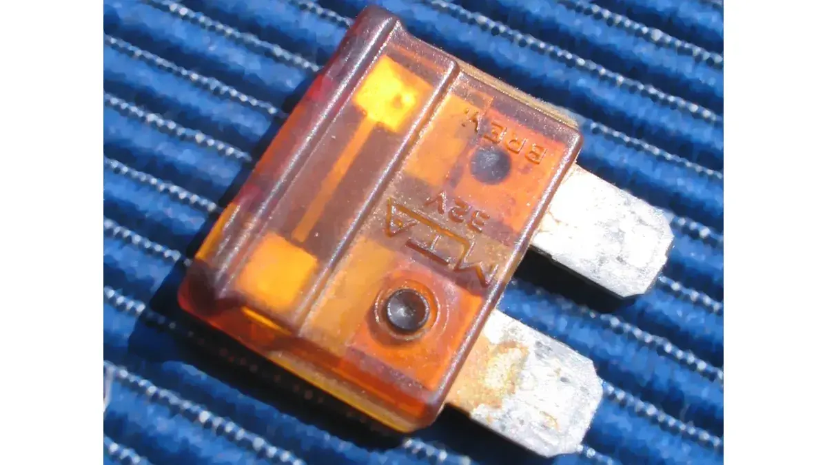 内部の金属が切れたヒューズの例。溶けて切れることで、電流を遮断する。