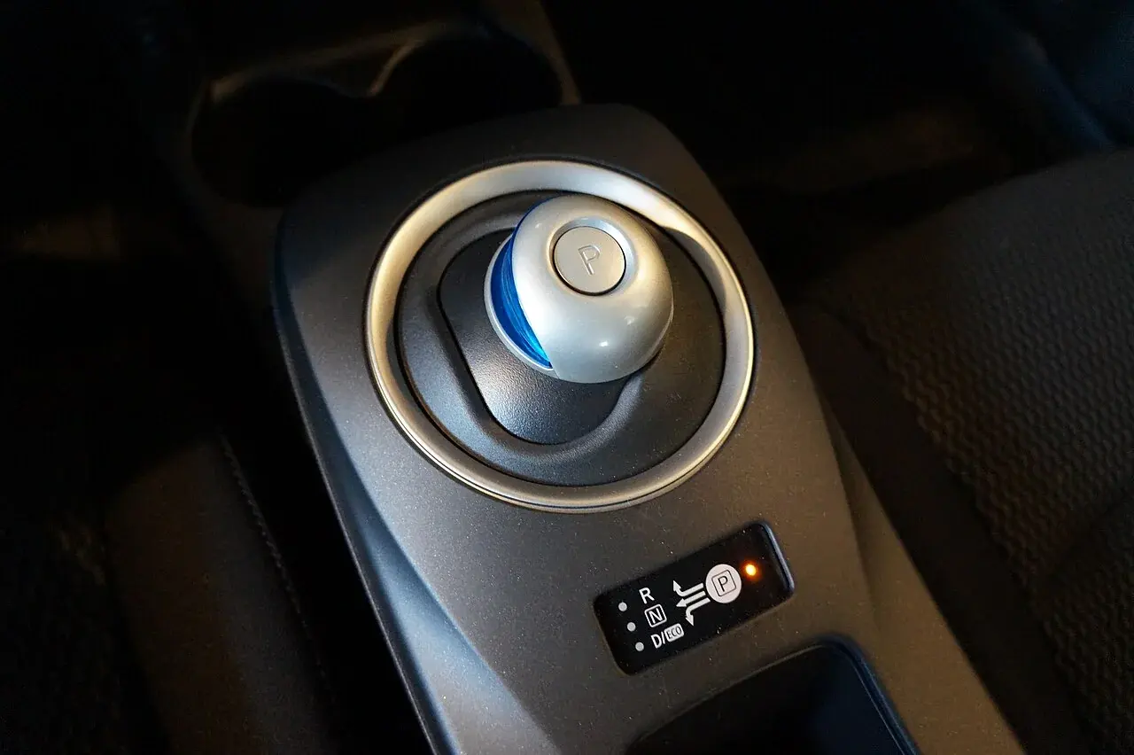 2013 Nissan Leafの操作部。セレクターの形は、棒状のレバーとは限りません。選ばれた状態は車両の表示で確認します。