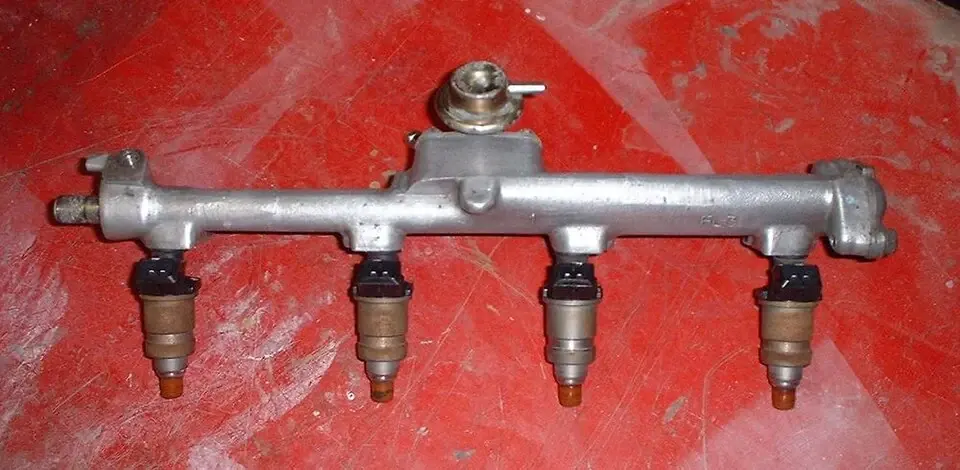 Honda D15A3の実物。燃料レールから各インジェクターへ燃料を分配し、各気筒の吸気側で噴射します。