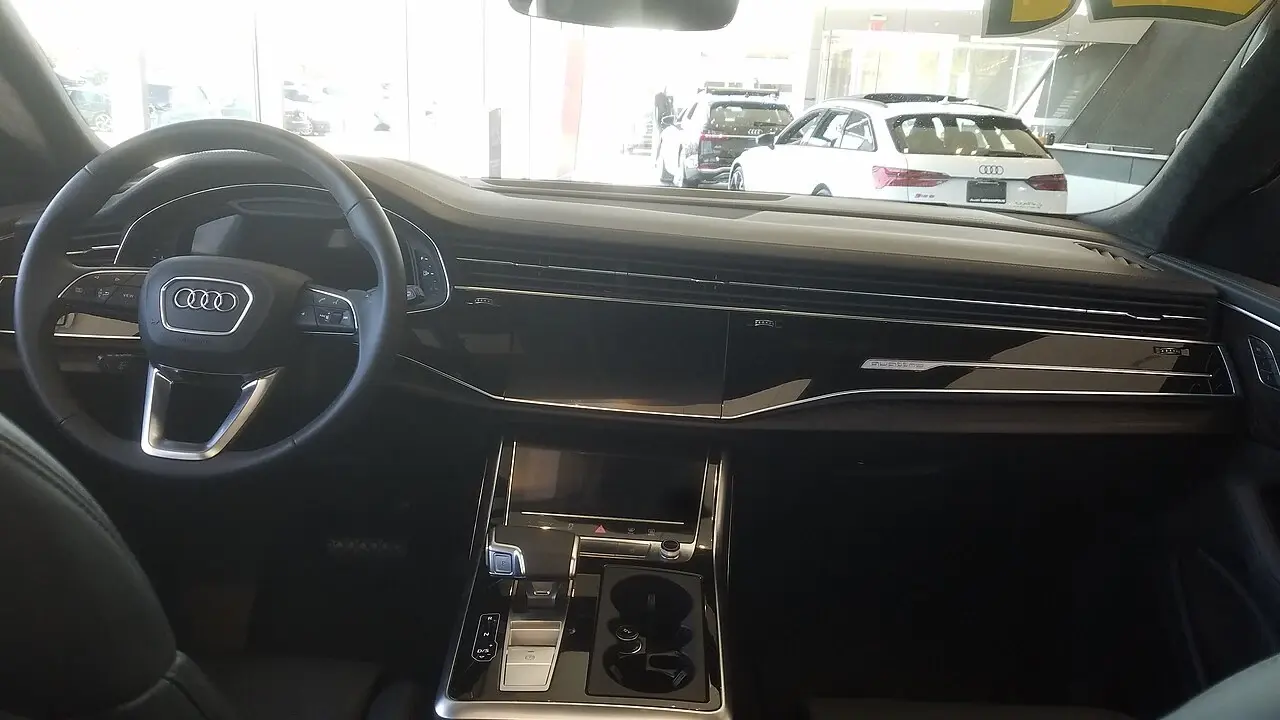 Audi Q8の室内。ハンドルの奥にメーター、中央に画面と空調操作部があります。