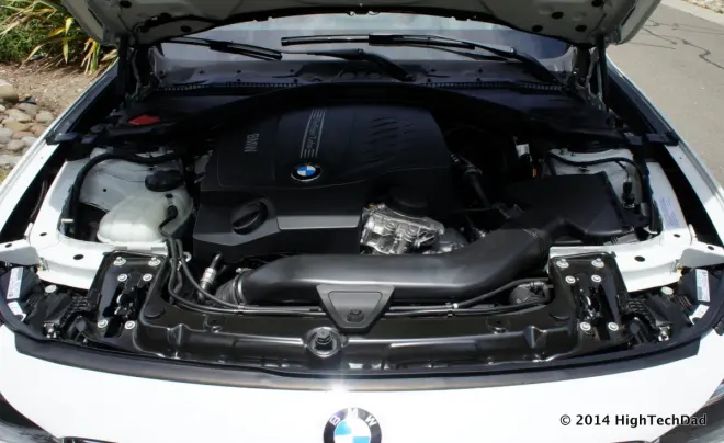 2014年BMW 335i xDrive GTのエンジンルーム