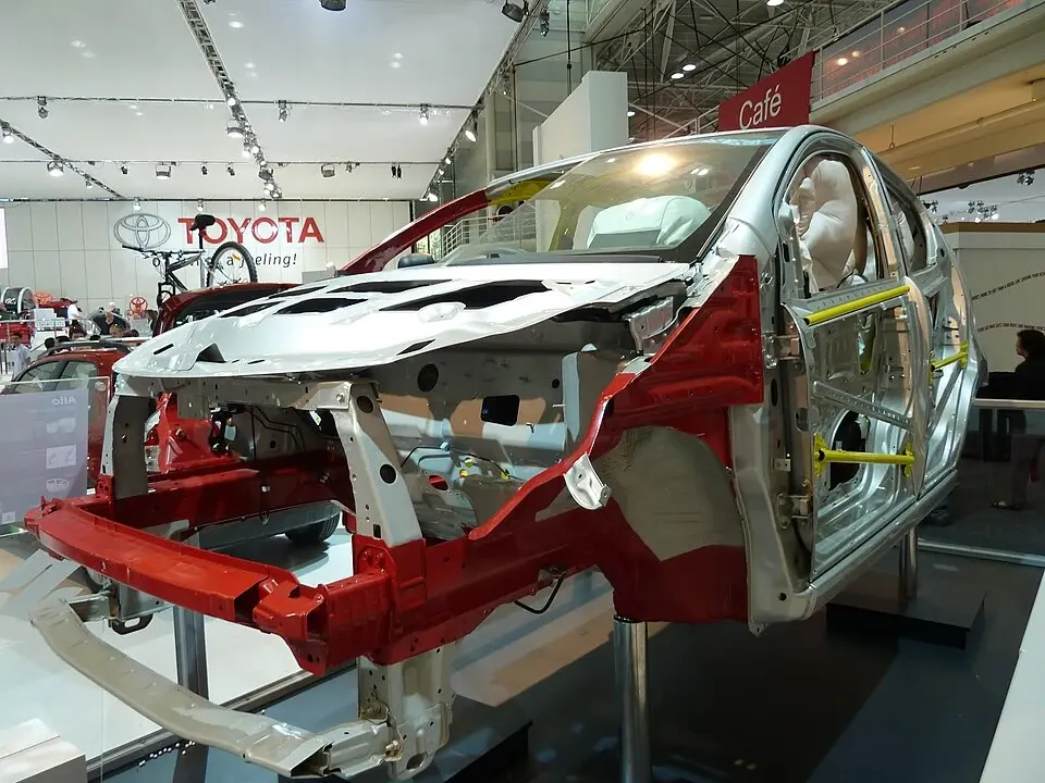 Suzuki Alto GFのボディ構造展示。床、柱、屋根などがつながることを確認する例です。特定の板厚や溶接点数を写真から数えていません。