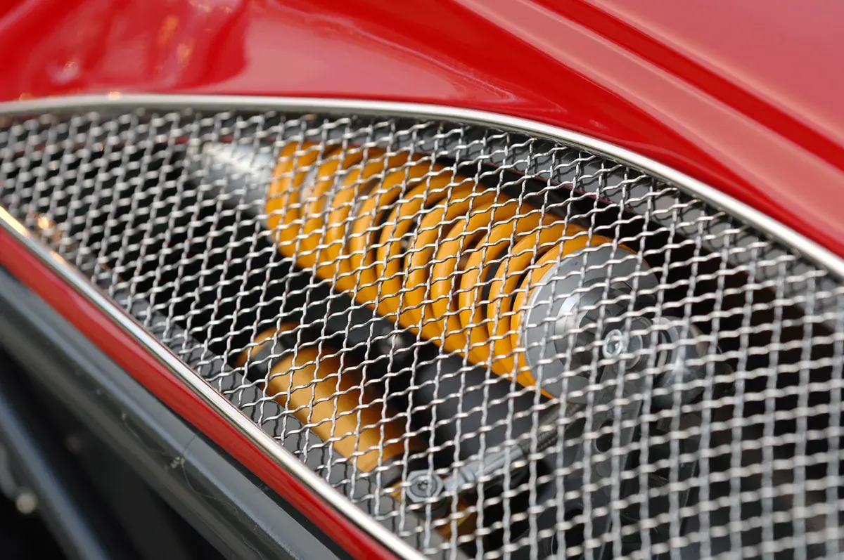 Derondaの車体内にあるコイルオーバー。車輪の近くへ直接立てる構成だけでなく、リンクを介して配置する例もあります。