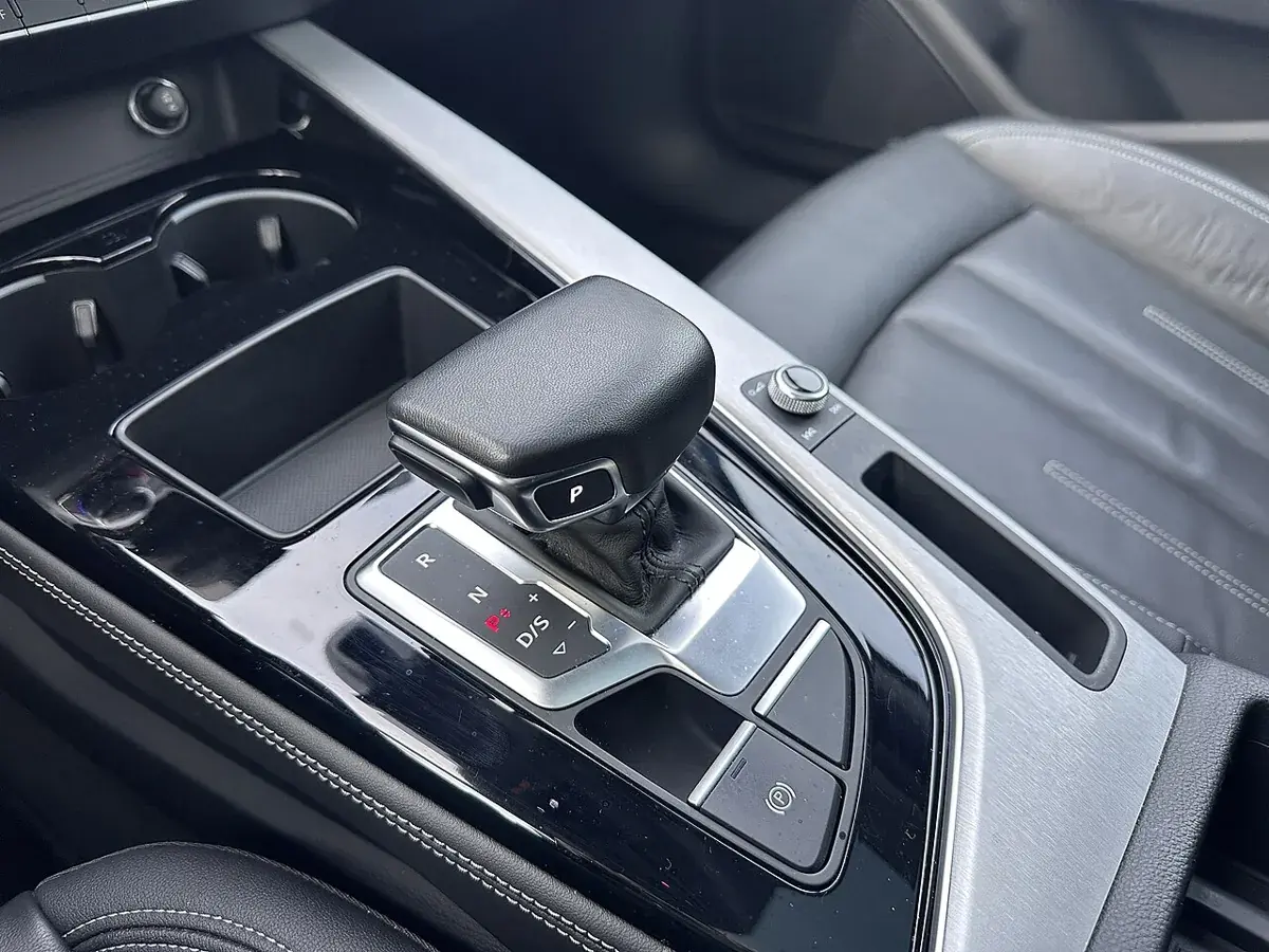 Audi A4のシフト操作部の例。DやRでは、アクセルを踏まなくても動こうとする車があります。操作方法は車種により異なります。
