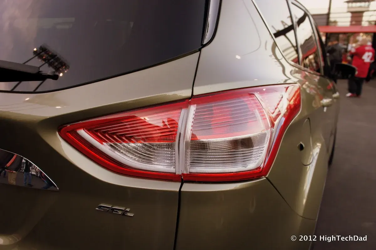2013 Ford Escapeの後部灯器。灯器の外観だけでは、尾灯と制動灯の点灯時の違いまでは分かりません。次の節で方式を分けて見ていきましょう。
