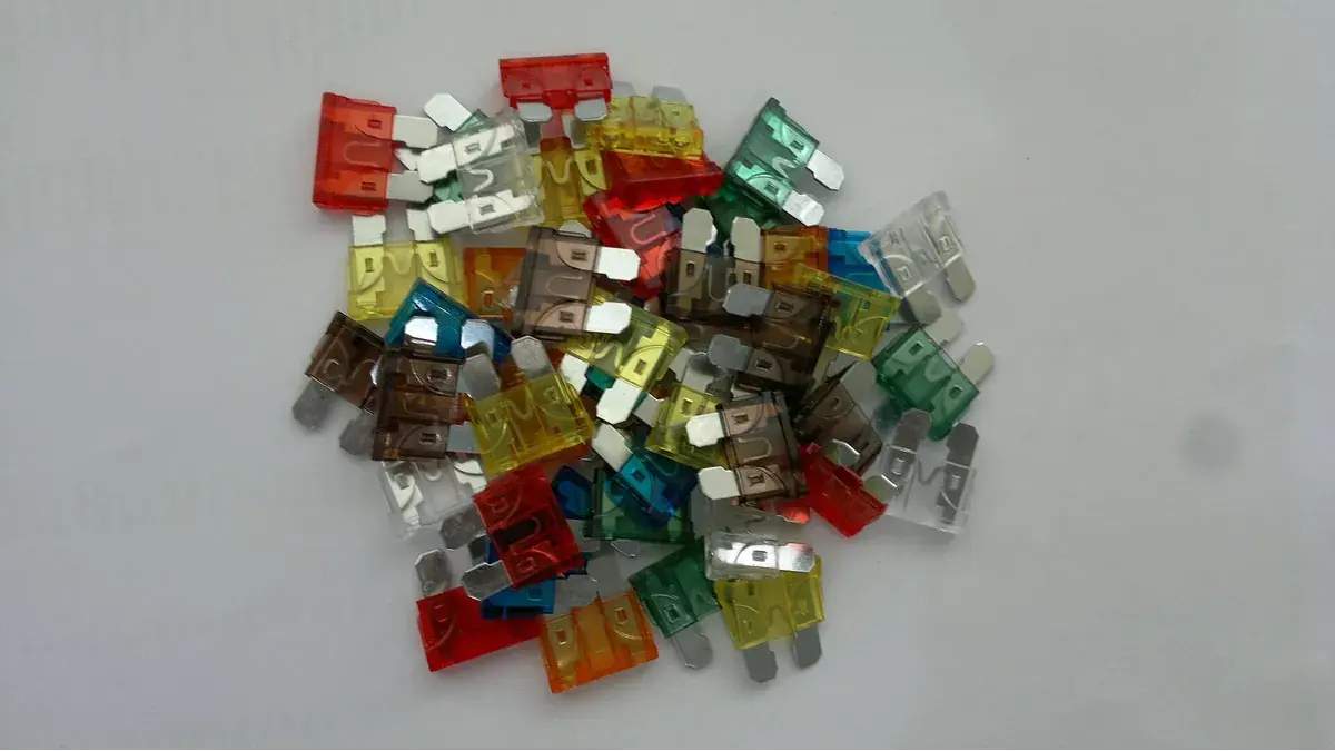 車用ヒューズの例。色だけでなく、指定された種類と容量を確認する。
