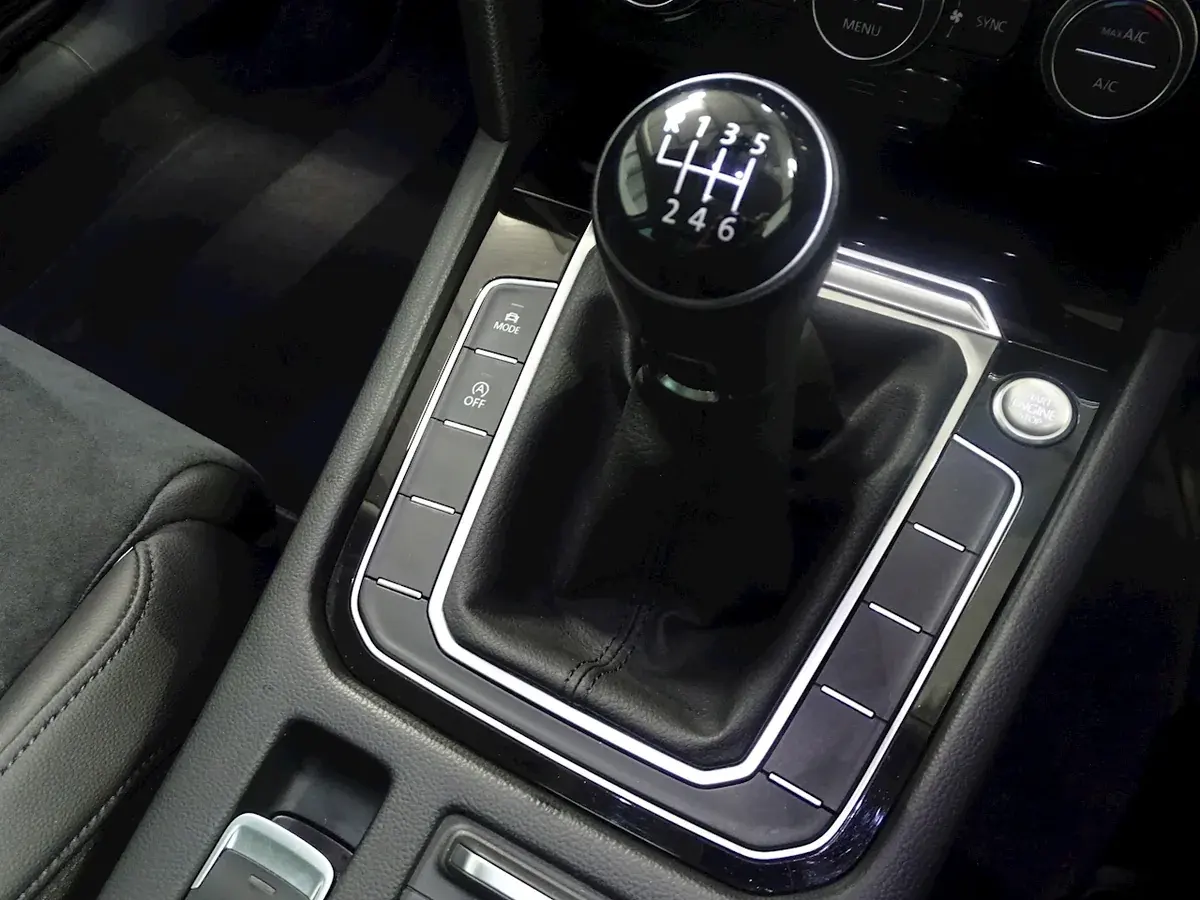 フォルクスワーゲン・パサートの6速MTの操作部。車内のブザーと、回転する機械の音は区別します。