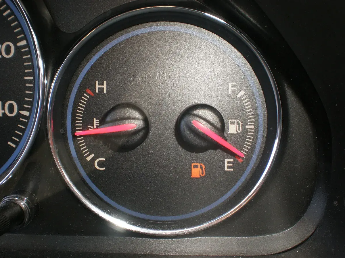 Honda Civicの燃料計と警告表示の例。短い液面の揺れが、そのまま表示の揺れになるとは限りません。