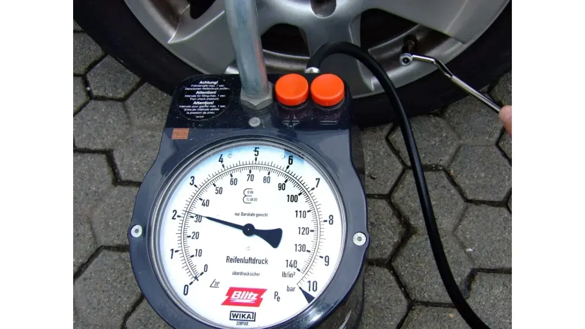 二輪車のタイヤの空気圧をエアゲージで測る様子