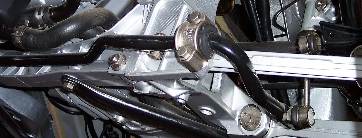 Porscheの足まわりの実物。上下動を許す接続と、左右の差に抵抗する棒を組み合わせます。