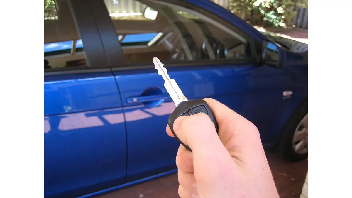 キーのボタンで車を解錠するリモコン操作の例。スマート機能では、持って近くにいることを車が確かめる。