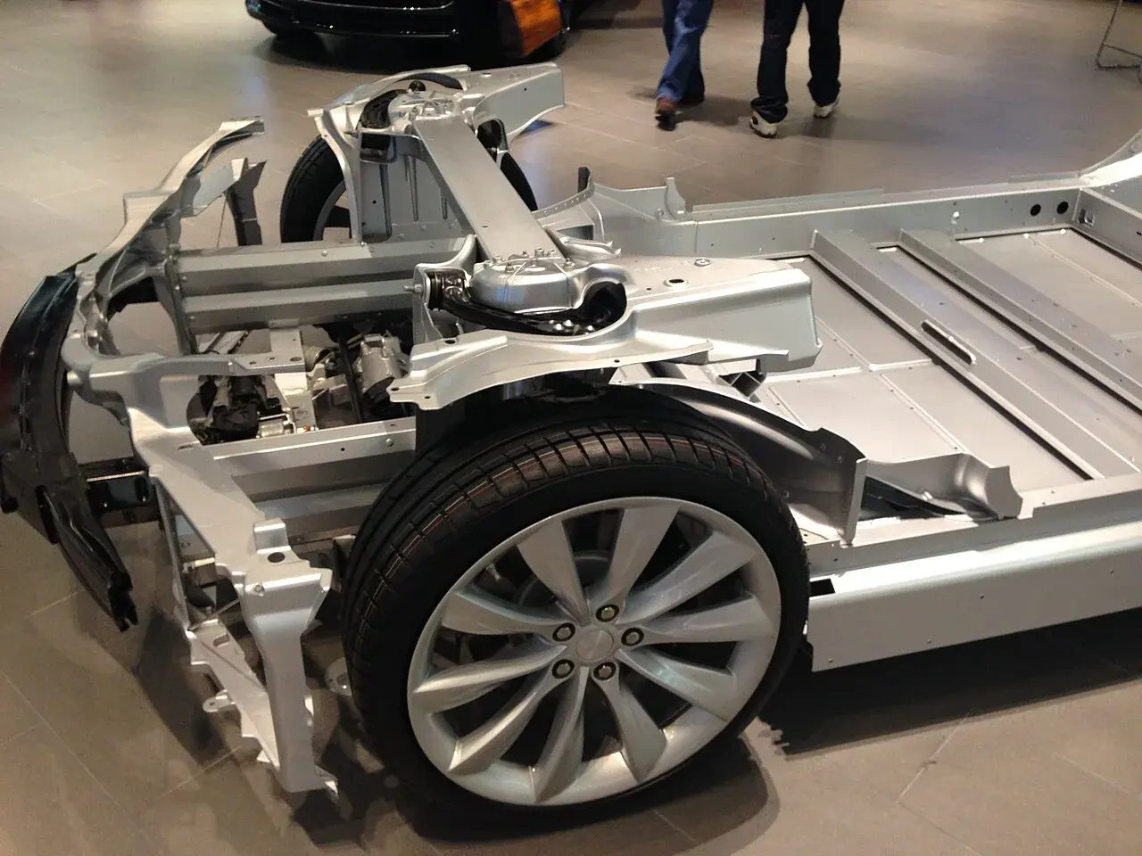 Tesla Model Sの車台展示。前輪の内側には、サスペンションや操舵系を支えるサブフレームがあります。独立した車台で車全体を支えるラダーフレームとは、範囲が異なります。