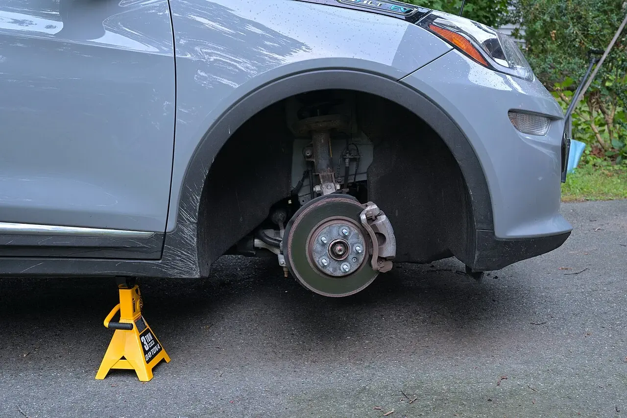 Chevrolet Bolt EVの前輪。中央の円盤がローター、その周囲をまたぐ部品がキャリパーです。EVでも摩擦ブレーキを備えます。