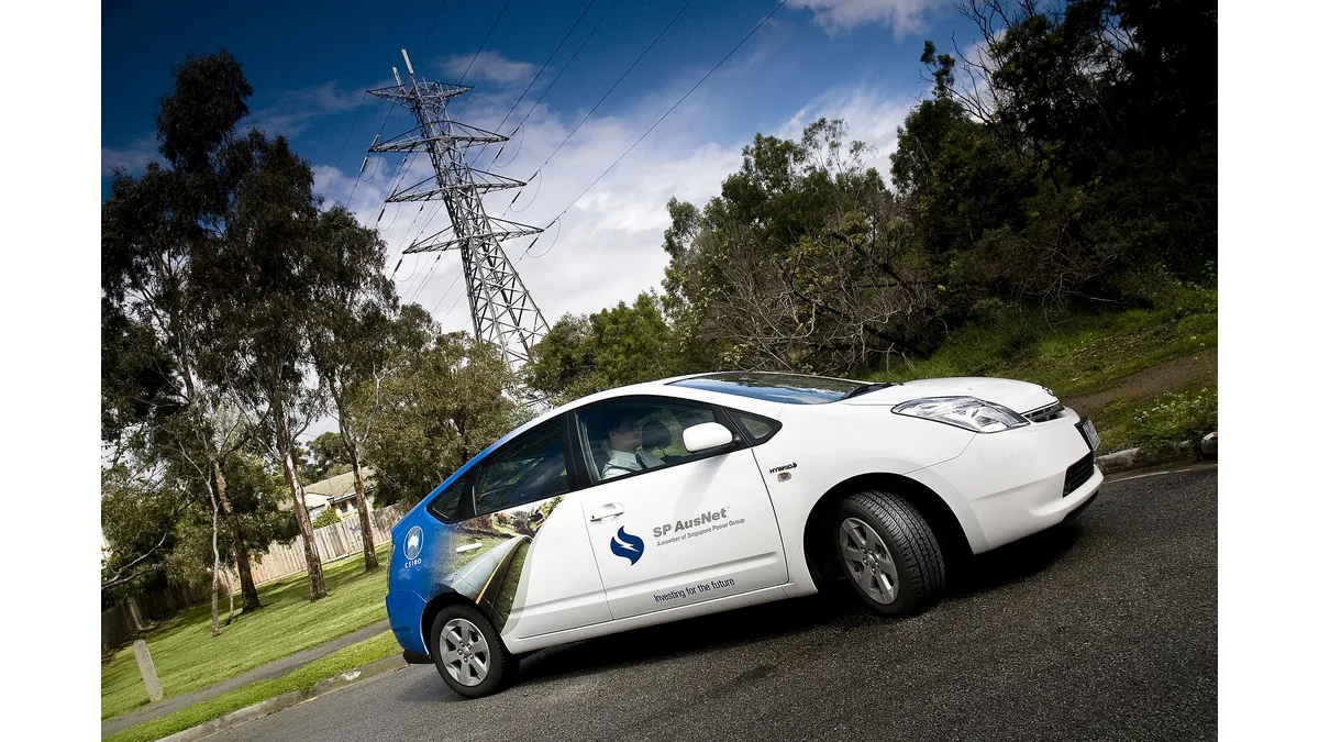 外部充電に対応させた、CSIROのプラグインハイブリッド試験車。一般的なHEVとPHEVは、外部から充電できるかどうかでも区別します。