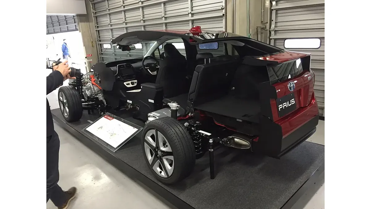 プリウスの車体・動力系の展示。回生では、車輪側の動きを発電に利用します。