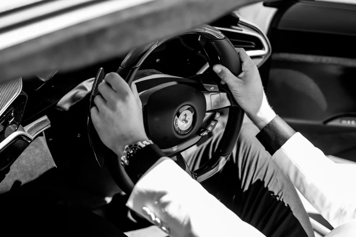 ハンドルを握って運転するドライバー。ゆるいカーブや車線変更では、自動解除に必要なハンドルの動きに達しない場合があります。